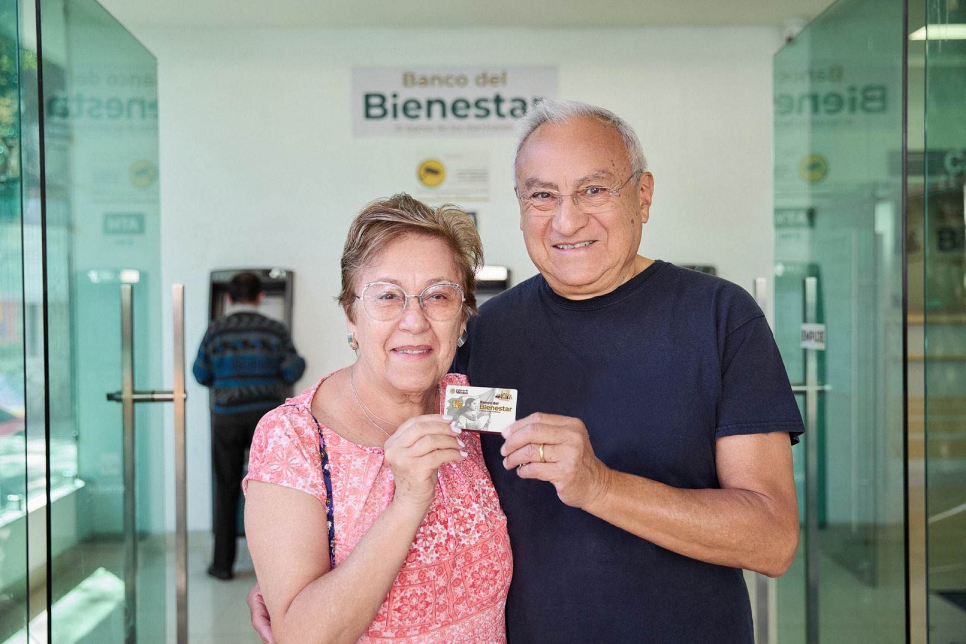 El pago bimestral directo de 6 mil 400 pesos a beneficiarios de 65 años se asegura mediante la Tarjeta del Bienestar. (FOTO: BIENESTAR7CUARTOSCURO.COM)