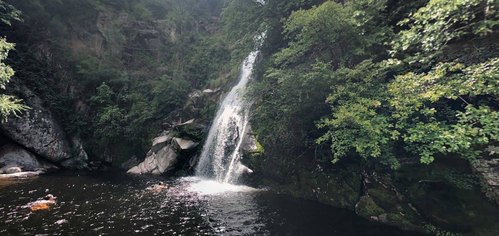 Bomberos Voluntarios y personal de salud de La Cumbrecita participaron en el intento de reanimación del turista ahogado en la cascada