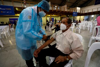 Un médico examina a un