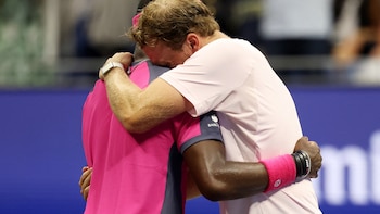 El desgarrador llanto de un tenista en los brazos de su rival tras ser eliminado en cuartos de final del US Open: "Es una de las mayores decepciones de mi carrera"