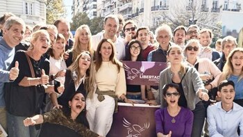 Manuel Adorni, de chomba blanca