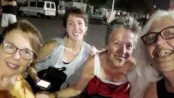 Marcela Álvarez con sus hermanas