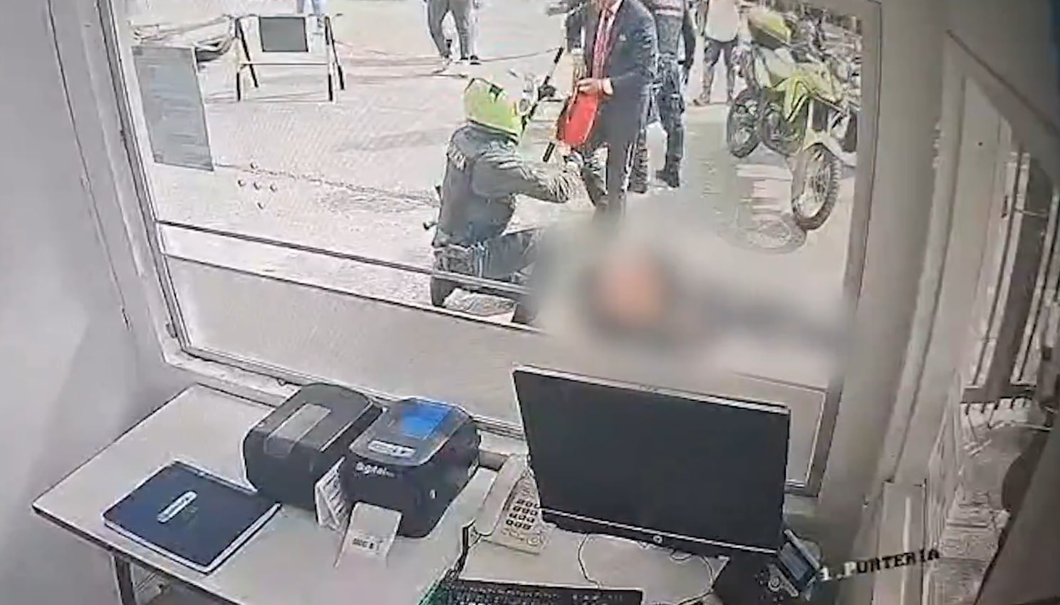 El video muestra el momento en el que Josué Cubillos García fue trasladado de urgencia a un centro hospitalario - crédito captura de pantalla/X