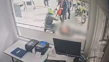 El video muestra el momento en el que Josué Cubillos García fue trasladado de urgencia a un centro hospitalario - crédito captura de pantalla/X