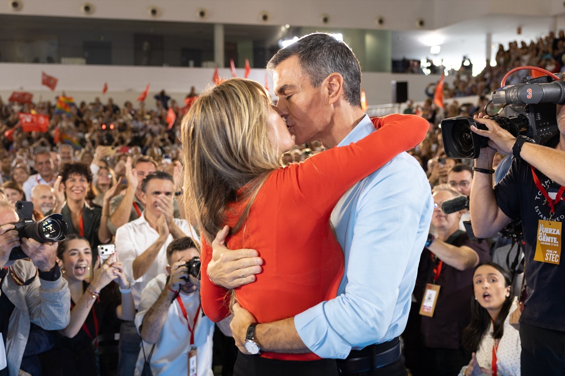 El presidente del Gobierno, Pedro Sánchez, y su esposa Begoña Gómez durante el Comité Federal del PSOE. (Jesús Hellín / Europa Press)