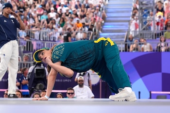 Una de las imágenes que dejó la presentación de Rachael Gunn de Australia, conocida como B-Girl Raygun, durante la batalla Round Robin en la competencia de breaking en el Parque Urbano La Concorde en los Juegos Olímpicos de Verano de 2024 (Créditos: AP/Frank Franklin)