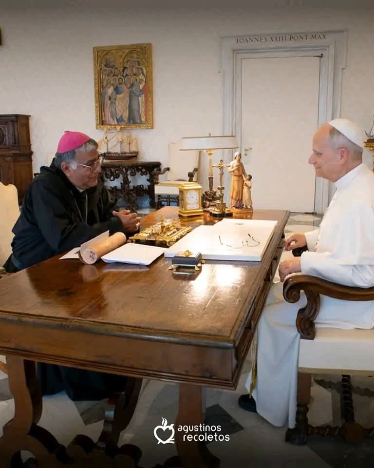 El obispo de Chota entrega al papa León XIV una alforja chotana, símbolo cultural andino reconocido como Patrimonio de la Nación. (Orden de Agustinos Recoletos )
