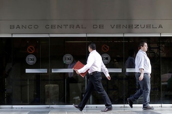 Personas caminan por una entrada del Banco Central de Venezuela en Caracas (REUTERS/Marco Bello/Archivo)