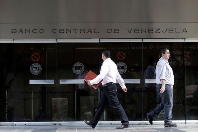 Personas caminan por una entrada del Banco Central de Venezuela en Caracas (REUTERS/Marco Bello/Archivo)