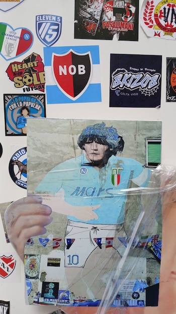 Antonio Esposito, conocido como “Bostik”, es una figura clave en la construcción simbólica y turística del llamado Largo Maradona, en los Quartieri Spagnoli de Nápoles.
