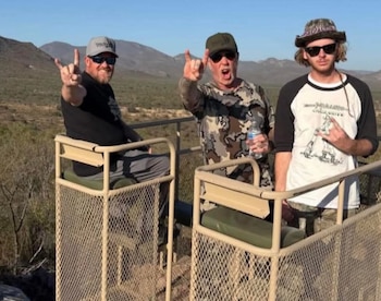 El vocalista de Metallica acudió