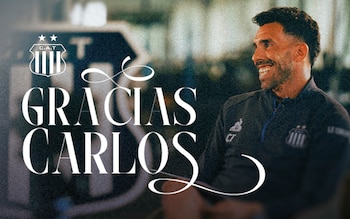 Carlos Tevez, sonriendo de perfil, viste un buzo deportivo oscuro con el escudo de Talleres. A la izquierda, el texto blanco "GRACIAS CARLOS"