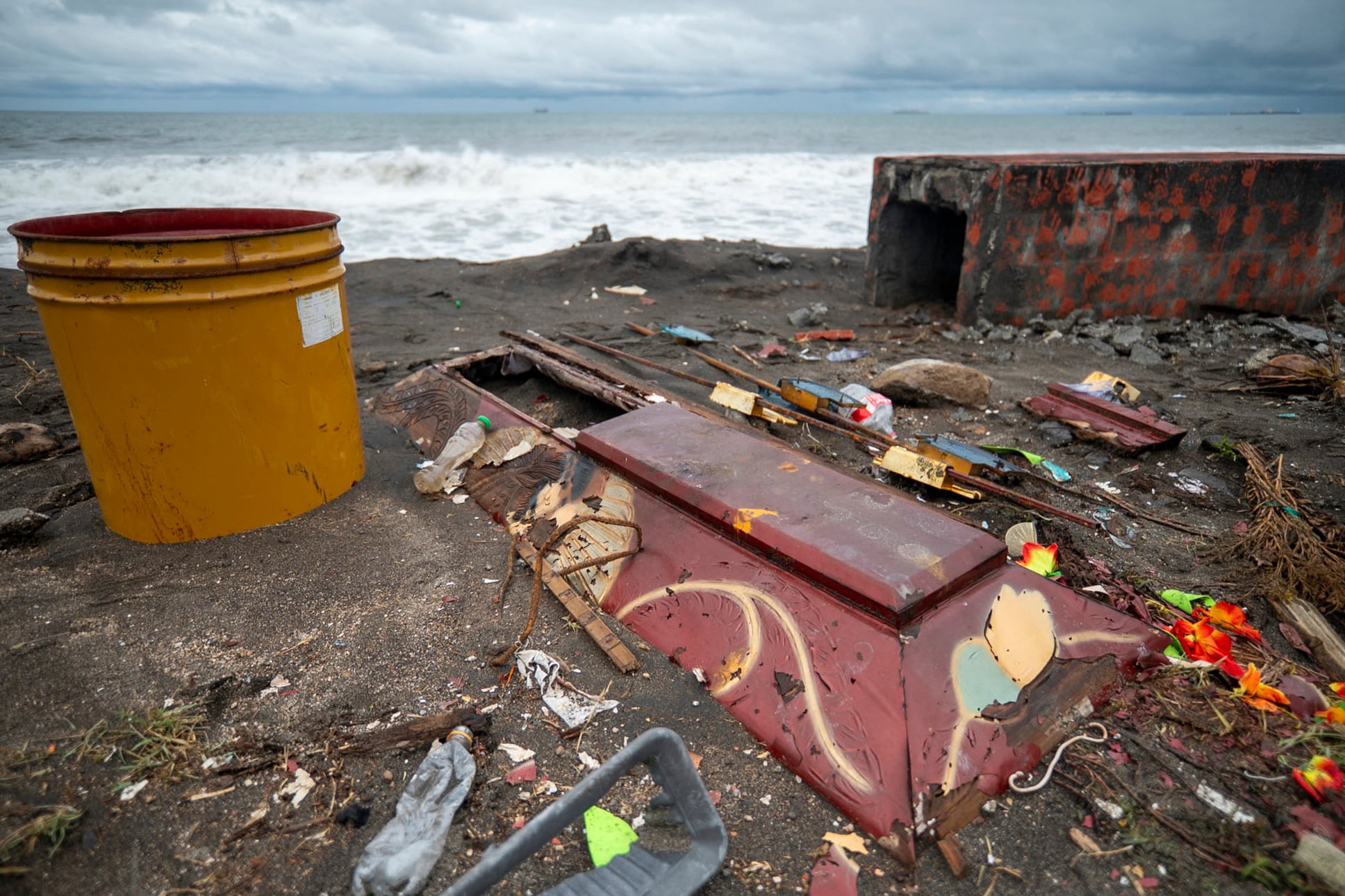 Vista de los daños causados por el fuerte oleaje antes de la llegada de la tormenta Cristina a Iztapa, Guatemala, el 10 de junio de 2026. (Carlos ALONZO / AFP)