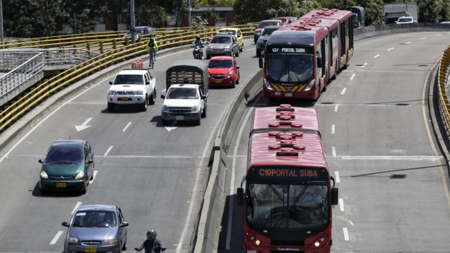 Carlos Calero denunció a un conductor de TransMilenio por rayar su carro: “Los dueños de la vía”