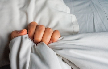 La fijación de la sociedad en el sexo penetrante hace que las mujeres se sientan sexualmente insatisfechas (Shutterstock)