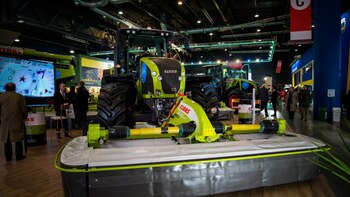 Maquinaria agrícola en una exposición rural