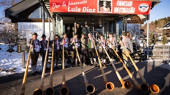 Luis Díaz junto a los