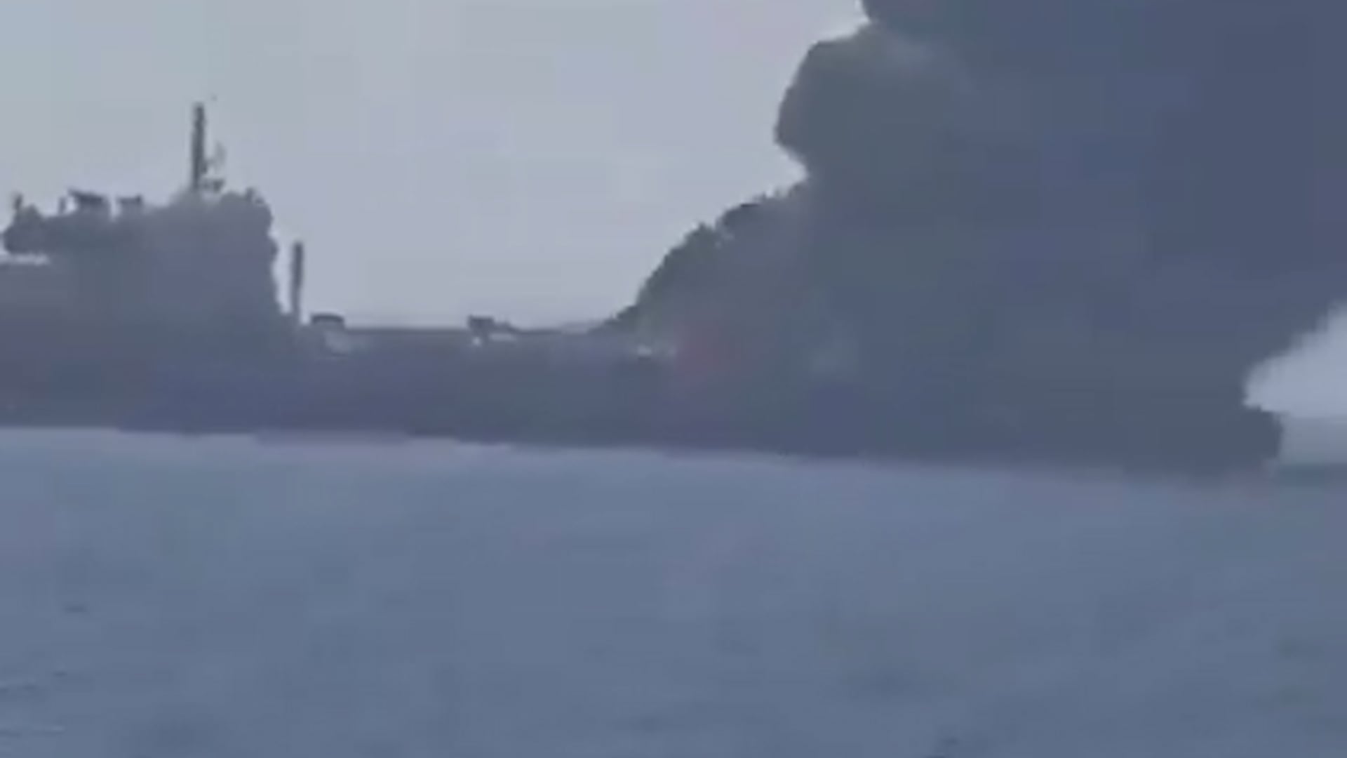 Nuevas imágenes del petrolero atacado elevan la tensión en el estrecho de Ormuz