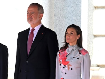 01/10/2026 Los Reyes Felipe y Letizia visitarán por primera vez Ceuta y Melilla los próximos 13 y 14 de octubre.
Después de varias semanas en las que no ha dejado de especularse con el posible viaje de los Reyes Felipe y Letizia a Ceuta para mostrar su apoyo a los ceutís y conocer de primera mano la situación en la que se encuentran ante la grave crisis migratoria que sufre la Ciudad Autónoma desde que el pasado 30 de julio más de 80.000 migrantes cruzaron la frontera con Marruecos invadiendo el territorio español, ya hay fecha para su visita.
POLITICA EUROPA ESPAÑA SOCIEDAD
