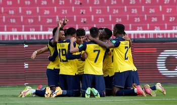 Jugadores de Ecuador celebran un gol ante Venezuela hoy, en un partido de las eliminatorias sudamericanas entre Ecuador y Venezuela para el Mundial de Catar en el estadio Rodrigo Paz Delgado en Quito (Ecuador). EFE/Dolores Ochoa/Pool