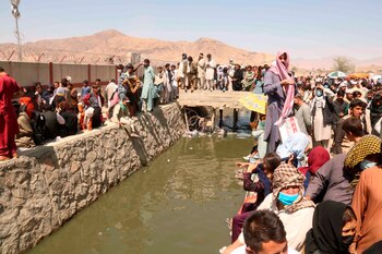 Afganos tratan de acceder al