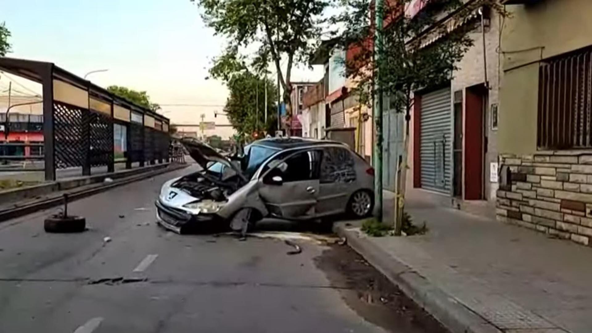 El Peugeot 208 implicado sobre la avenida Fernández de la Cruz, completamente destrozado.