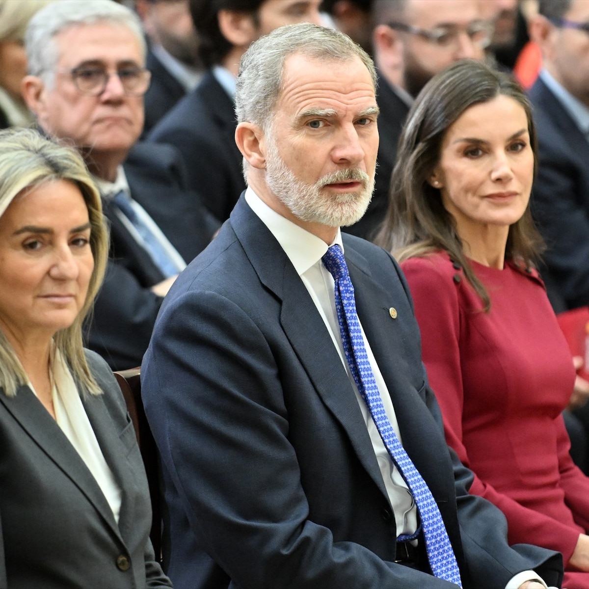 El look reciclado de la reina Letizia en los Premios Nacionales del Deporte en el Palacio de El Pardo: vestido burdeos y salones negros - Infobae