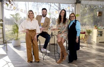 Acompañada de Damián Betular y