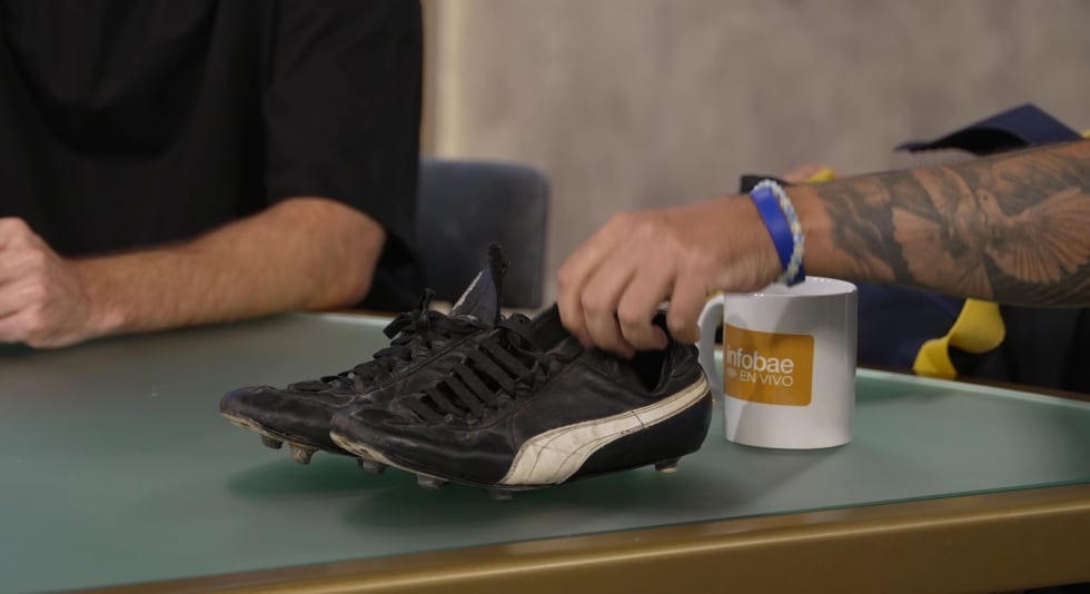 La colección incluye botines de Diego Maradona de 1981, adquiridos a través de negociaciones con allegados del astro argentino (Infobae en Vivo)
