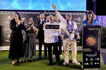 María Felisa Espinosa y Ángel Manuel Martínez, de Casa Repinaldo, ganadores del premio a la mejor fideuá del mundo (fideuadegandia.org)