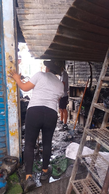 Personas evalúan la devastación dentro