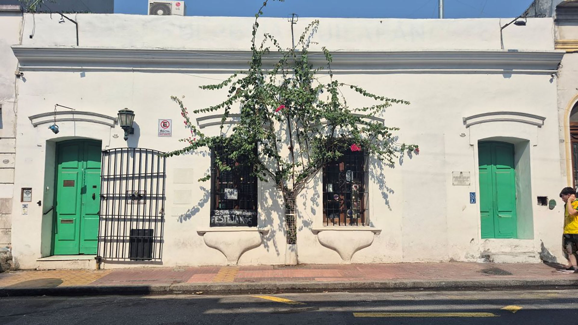 La fachada sobre Defensa 1344, en San Telmo, donde funcionó la Pulpería Quilapán y hoy inicia una nueva etapa junto al proyecto de La Colifata