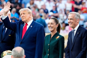 Donald Trump, presidente de Estados Unidos, Claudia Sheinbaum, mandataria de México, y Mark Carney, primer ministro de Canadá; las tres sedes mundialitas. (Frank Gunn/The Canadian Press vía AP)