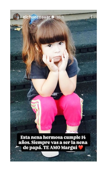 Una niña de cabello castaño y flequillo, vestida con una camiseta oscura y pantalones deportivos fucsias, sentada con las manos en la cara y expresión pensativa