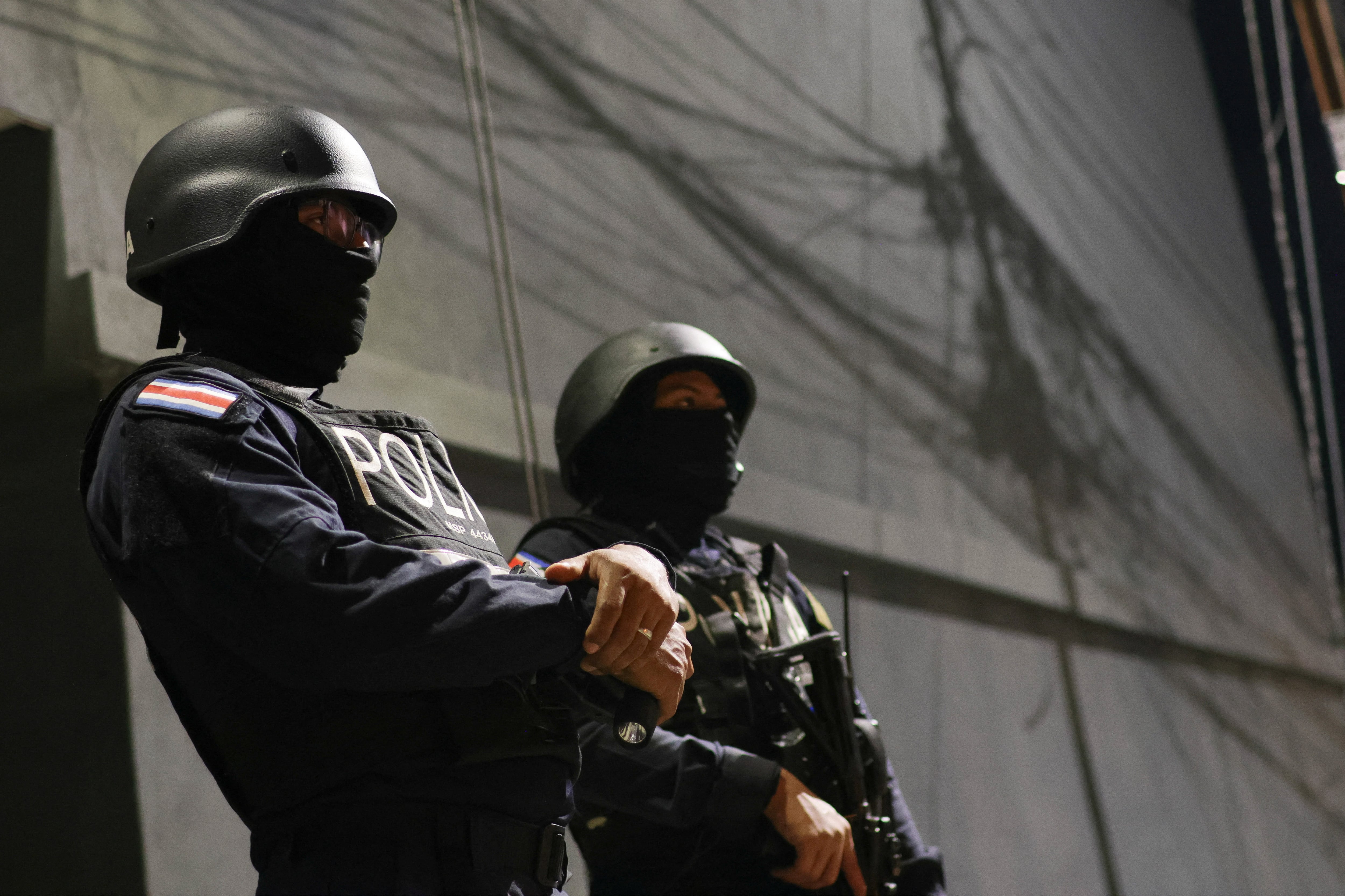 Foto de archivo. Agentes de policía montan guardia durante una operación de seguridad en un barrio, en un contexto de creciente violencia relacionada con las drogas en San José, Costa Rica, el 9 de julio de 2026. REUTERS/Mayela López