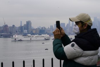 Un hombre registra la llegada