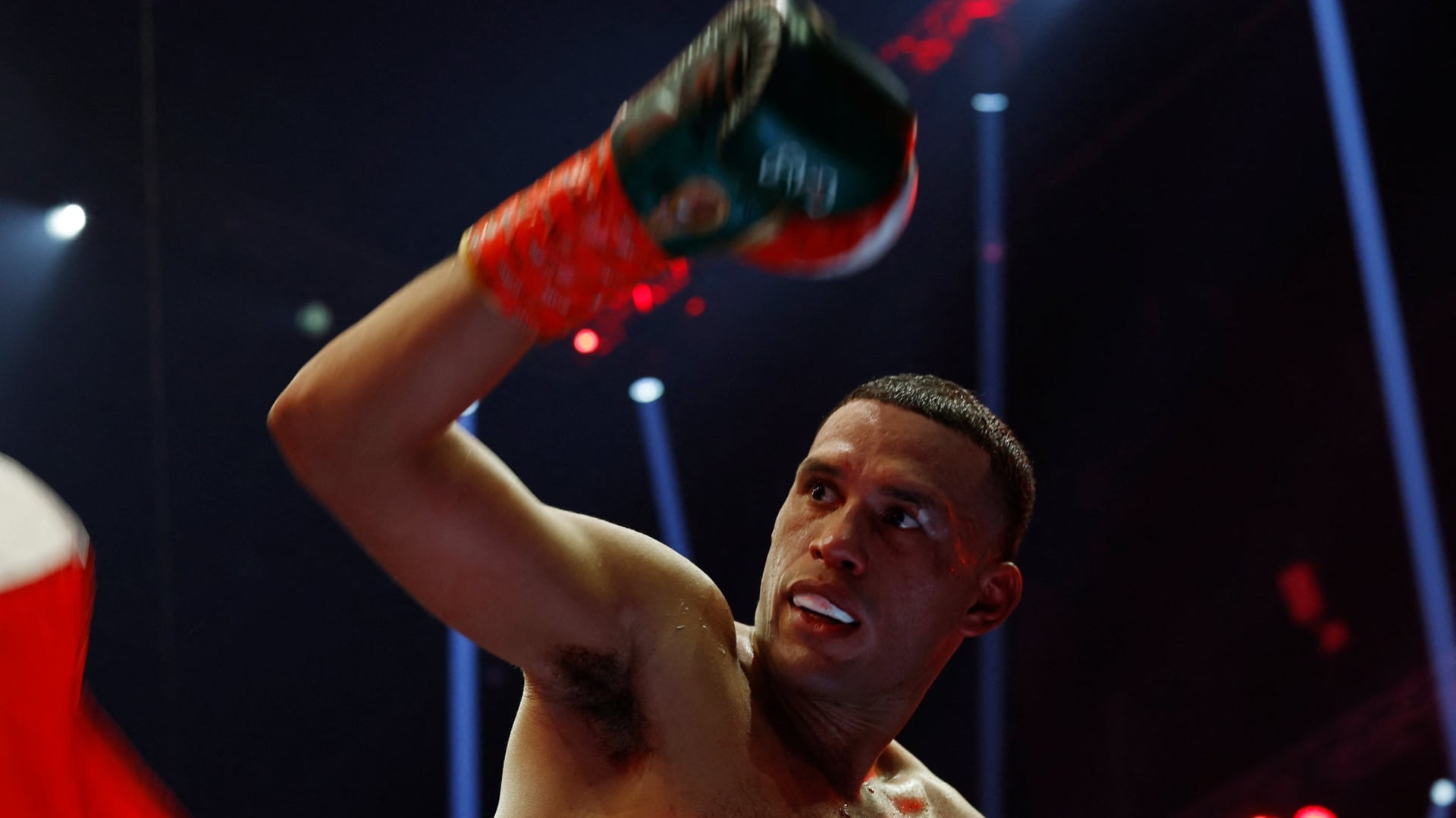 David Benavidez tendrá que decidir en qué división quiere seguir compitiendo, si en las 175 o en las 200 libras (REUTERS)