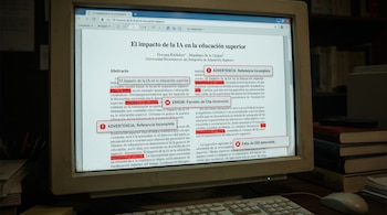 Pantalla de monitor CRT antiguo mostrando un paper académico digital con múltiples errores de cita y referencia resaltados en rojo. Un teclado y ratón blancos están en primer plano.