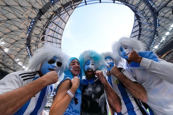 La Universidad de Aalborg analizó cómo los cánticos de fútbol y la música en los estadios alteran la psicología de los hinchas y la identidad colectiva (AP/Petr David Josek)