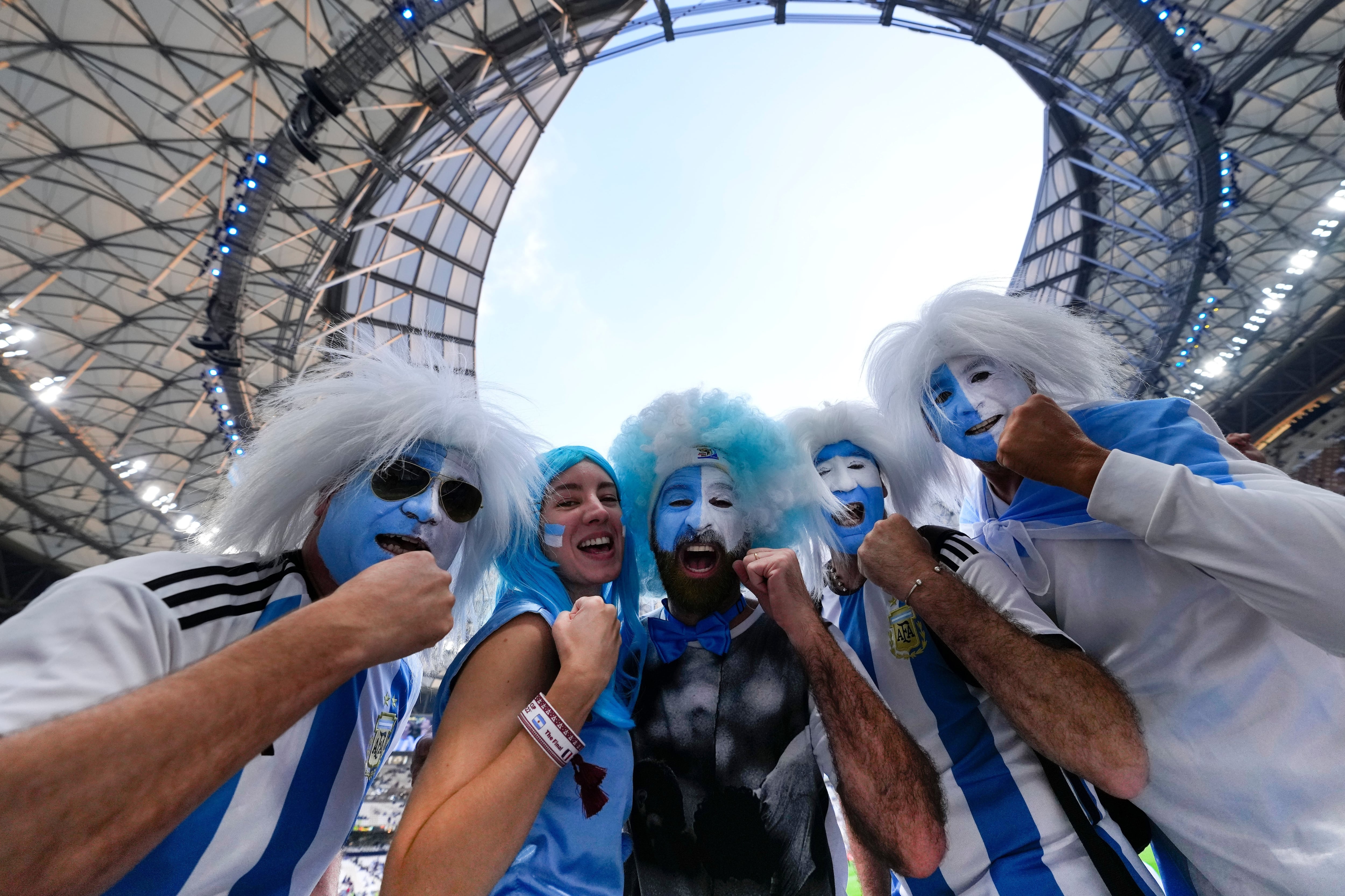 Según una experta, la Copa del Mundo reúne a millones que cantan, sufren y celebran al mismo tiempo, y ese fenómeno se vuelve clave para la salud emocional (AP Foto/Petr David Josek)
