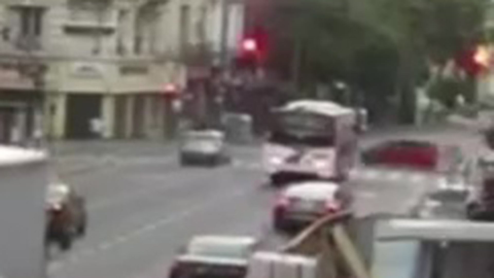 El Peugeot cruzó en rojo en la avenida Corrientes y el Volkswagen Up, que venía por Anchorena, lo chocó de costado (Policía de la Ciudad)