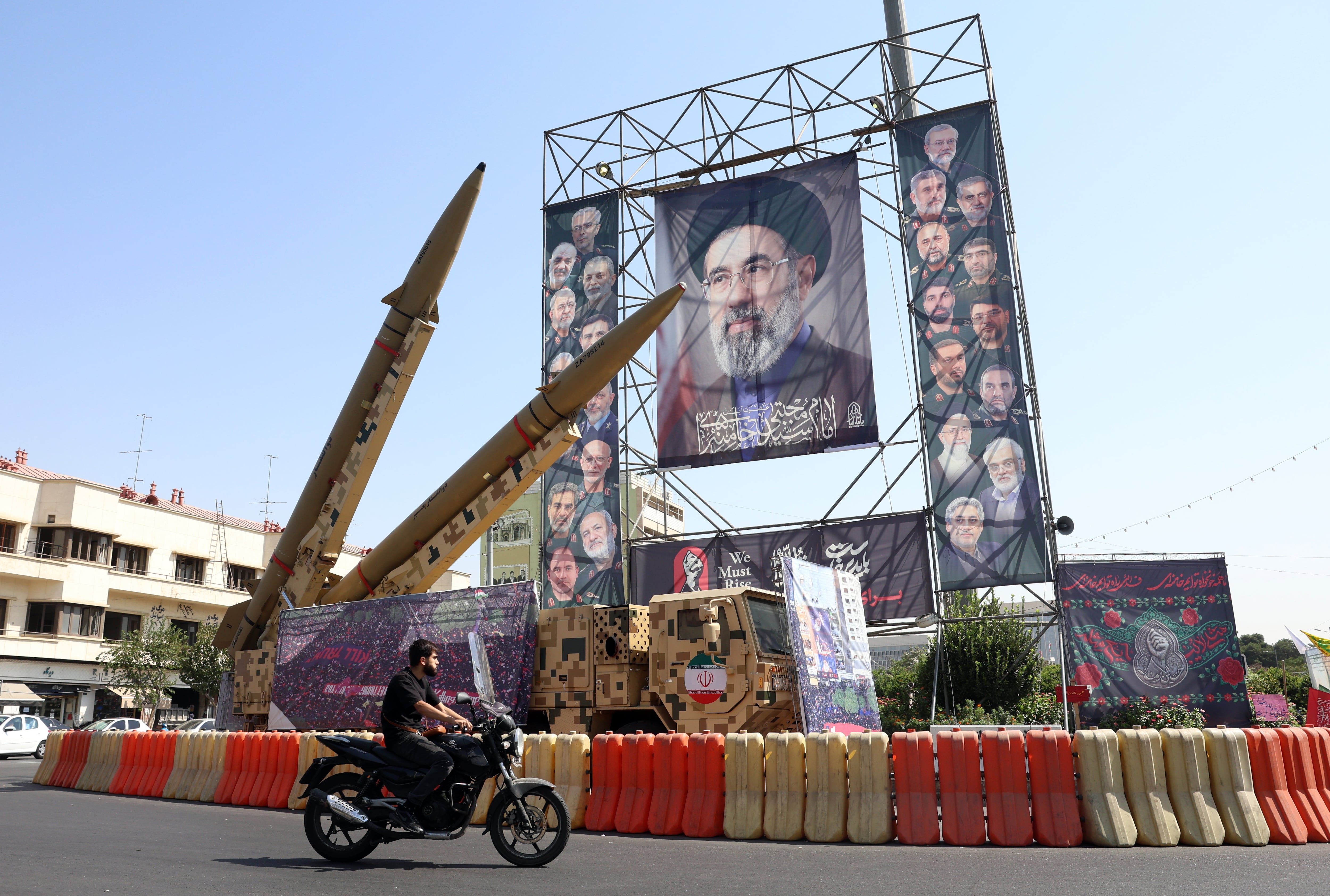 Misiles Zolfaghar colocados frente a una valla publicitaria con la imagen del líder supremo de Irán, el ayatollah Mojtaba Khamenei, en la plaza Baharestan, en el centro de Teherán (EFE/EPA/ABEDIN TAHERKENAREH)