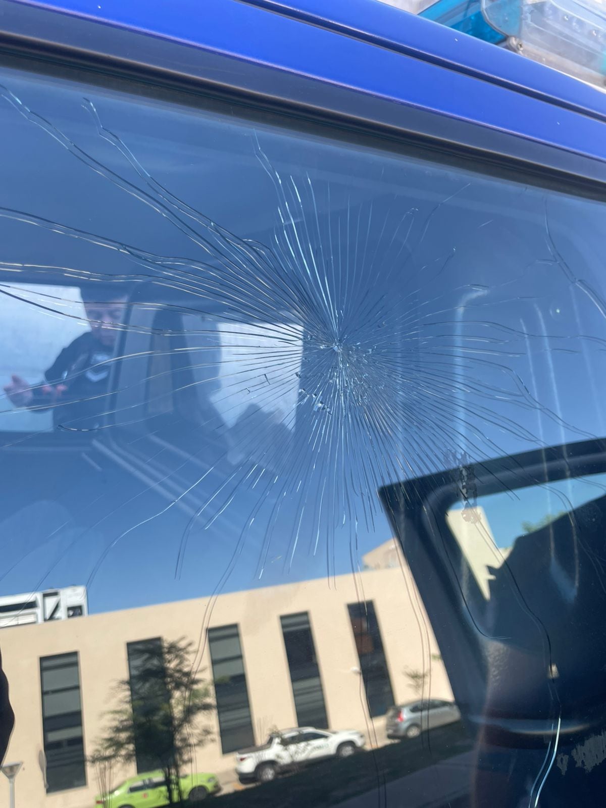 La Policía de Córdoba intervino en una riña sobre Avenida Ambrosio Olmos, donde el detenido rompió el cristal trasero del móvil policial