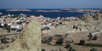 Eski Foça, en la costa del Egeo turco, destaca por su fusión de historia milenaria, leyendas y naturaleza (Wikipedia)