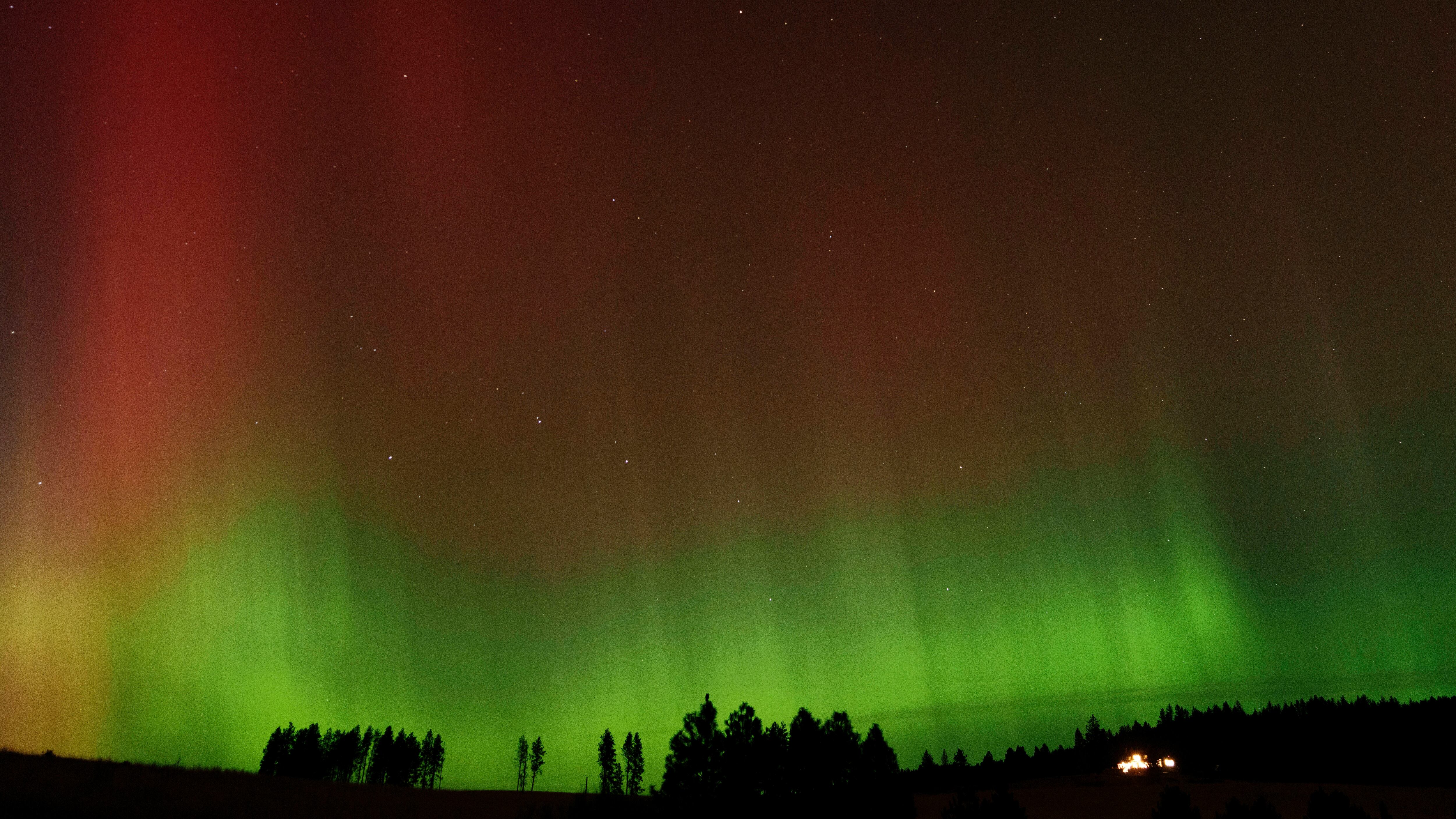 Las tormentas solares intensas pueden generar apagones errores en GPS interferencias radiales y auroras visibles en regiones poco habituales. (AP Foto/Ted S. Warren)