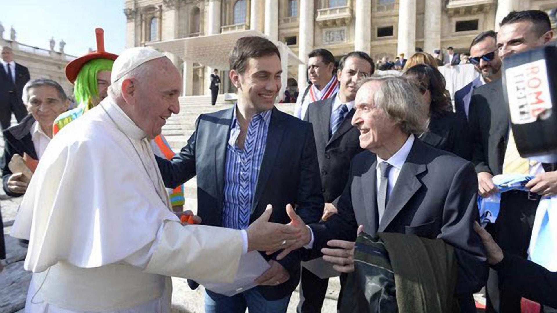 Carlitos Balá saludó al papa Francisco durante una visita al Vaticano en 2016. Ese año recibió en Roma la distinción de Embajador de la Paz, otorgada por la Red Voz por la Paz (Télam)