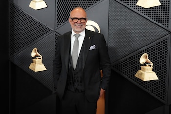En 2023, artistas y profesionales de la industria denunciaron públicamente la ausencia del género en las categorías generales del premio, pese al peso comercial que representaban figuras como Peso Pluma y Carín León ese año. (Fotto Jordan Strauss/Invision/AP, archivo)