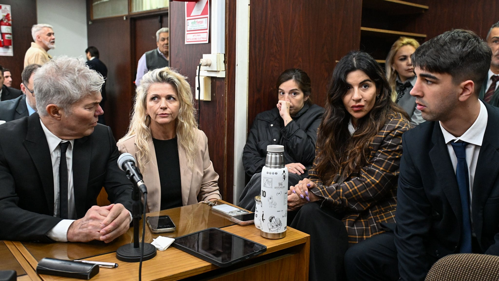 Fernando Burlando junto a su socia Silvia Petroff y Dalma y Gianinna Maradona. Atrás, Verónica Ojeda (Foto/Adrián Escandar)
