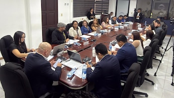 En la sesión se mencionó la ausencia de instrumentos bancarios y el cruce de responsabilidades presupuestarias con CENDEPESCA, mientras diputados pidieron datos sobre pescadores artesanales y el país se alista para un congreso internacional (Foto cortesía diputado Serafín Orantes)