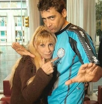 Bety Olave, madre de Rodrigo, celebró vestida de celeste y blanco y destacó la coincidencia del minuto final con la edad del cantante